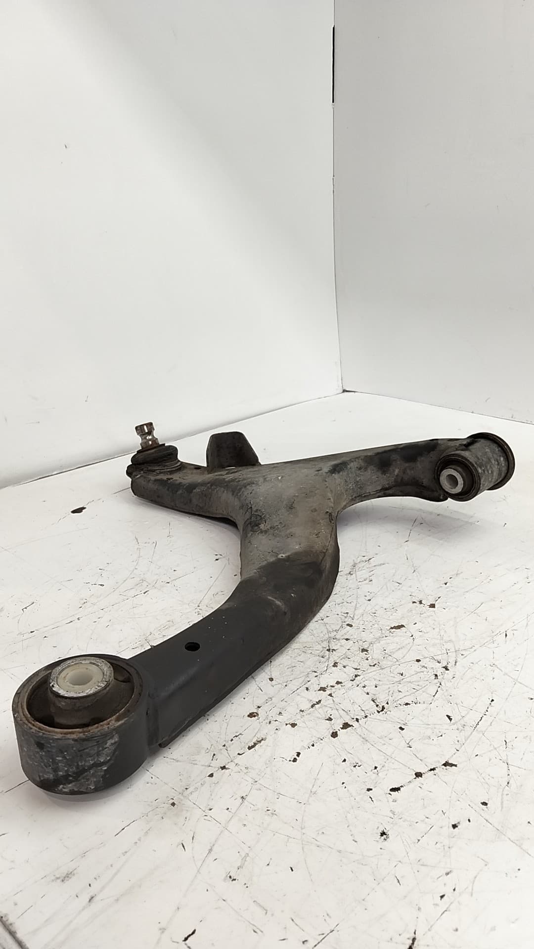Brazo suspension inferior delantero derecho MAHINDRA XUV500 4