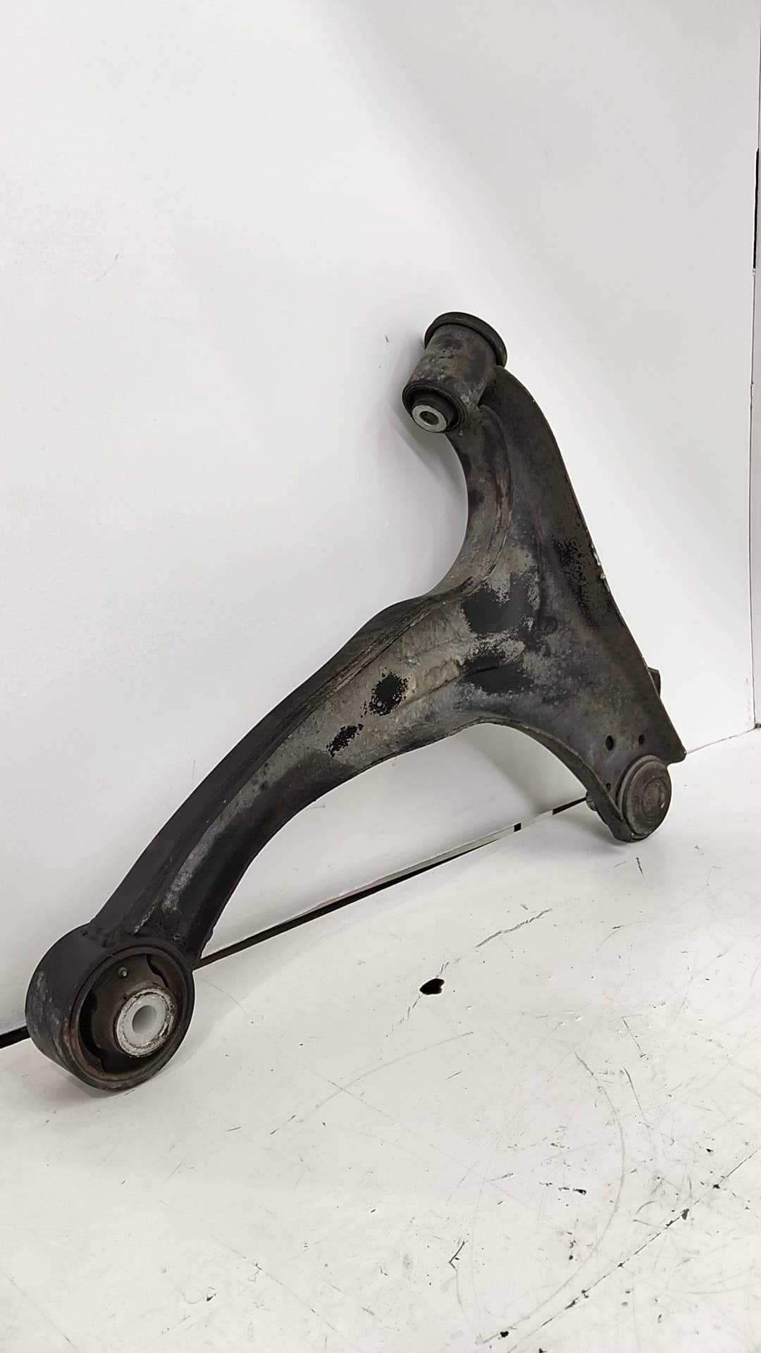 Brazo suspension inferior delantero derecho MAHINDRA XUV500 2