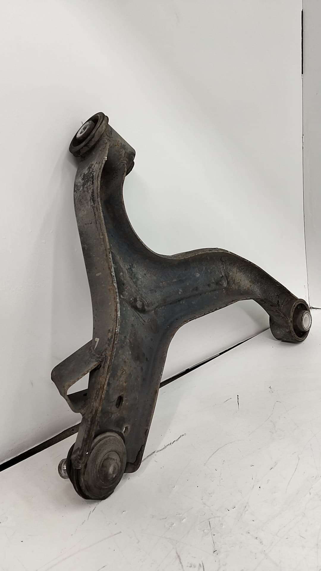 Brazo suspension inferior delantero izquierdo MAHINDRA XUV500 2