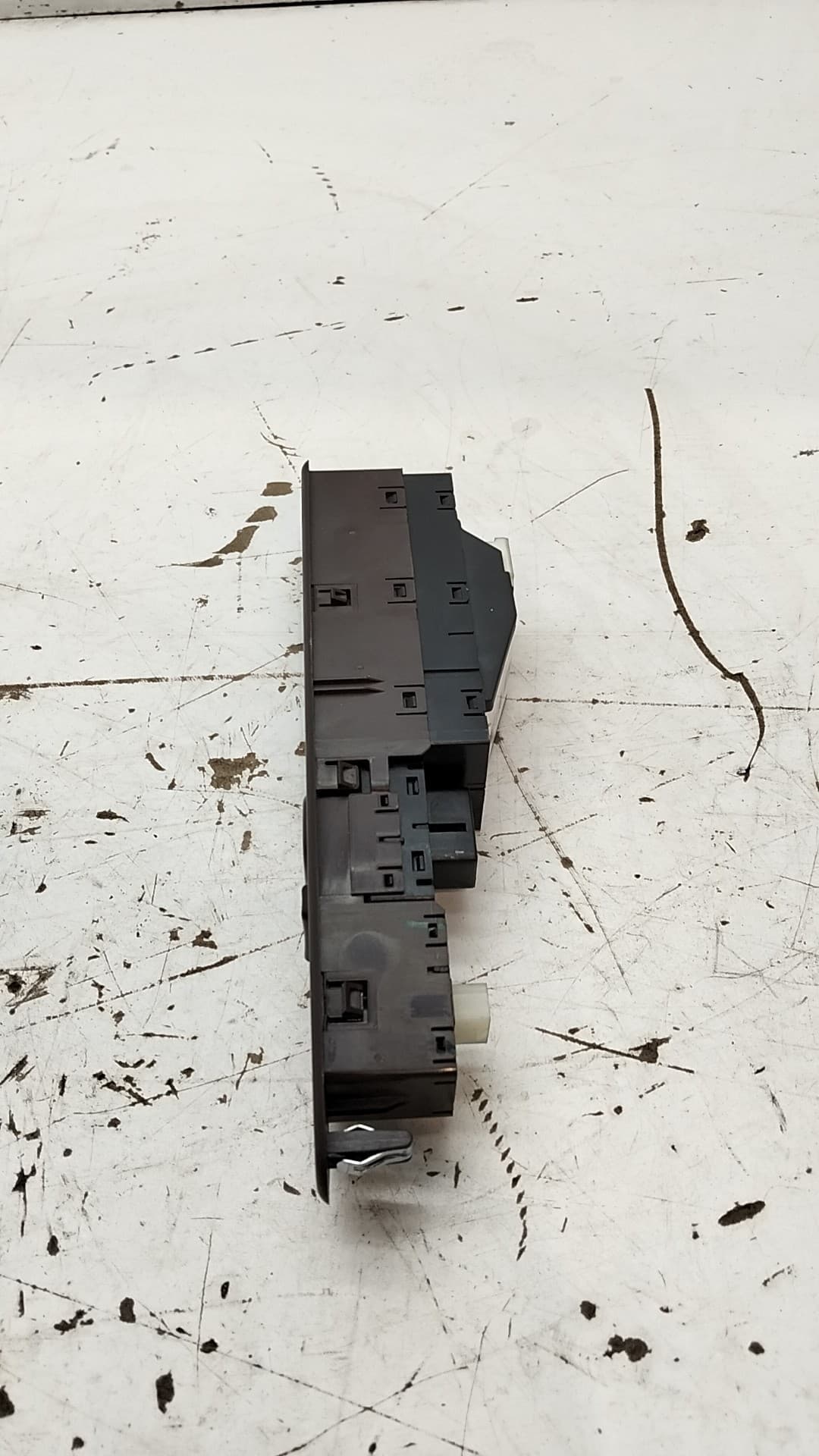 Mando elevalunas delantero izquierdo MAHINDRA XUV500 4