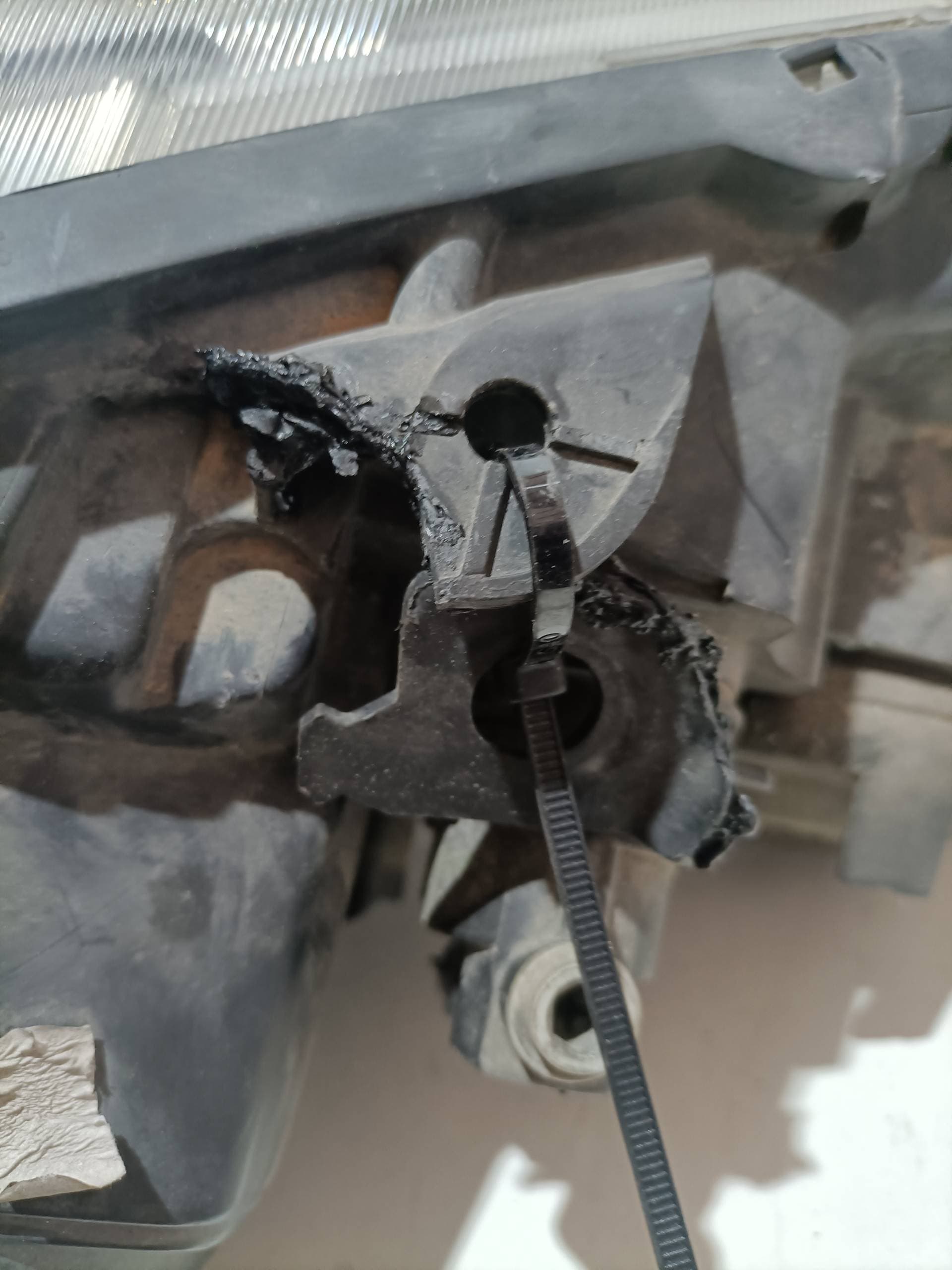 Faro izquierdo RENAULT MEGANE II BERLINA 5P 2