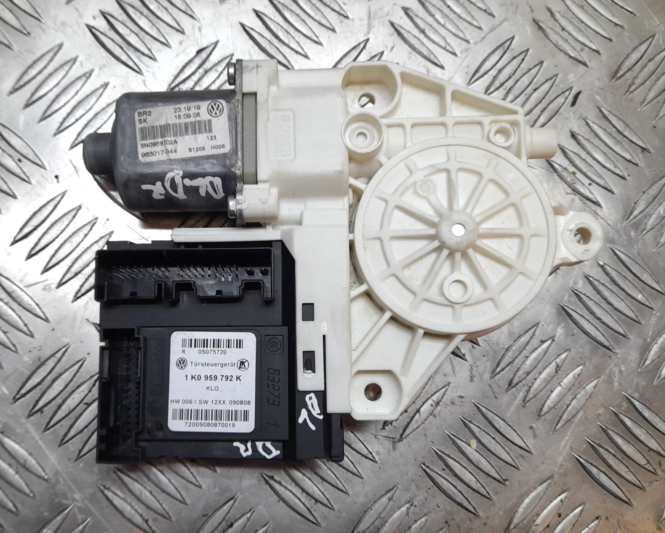 Motor elevalunas delantero derecho VOLKSWAGEN TIGUAN (5N1) 2