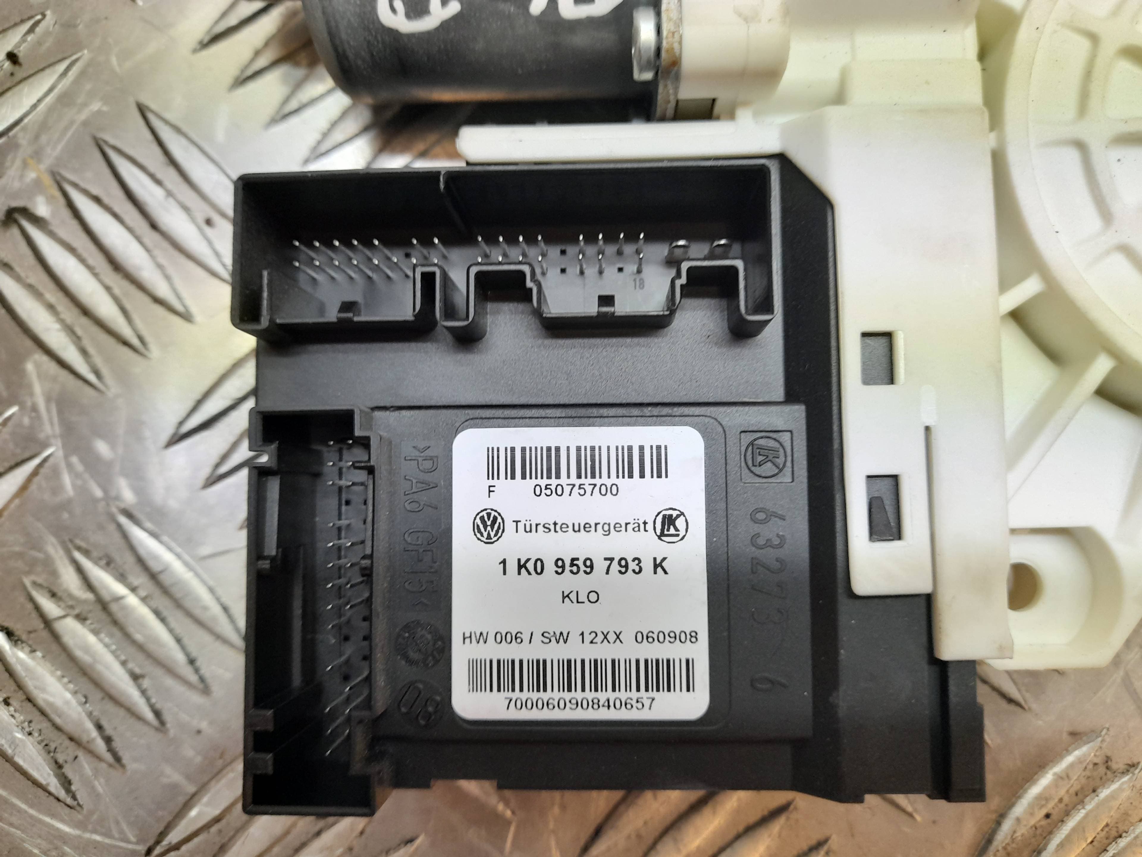 Motor elevalunas delantero izquierdo VOLKSWAGEN TIGUAN (5N1) 4