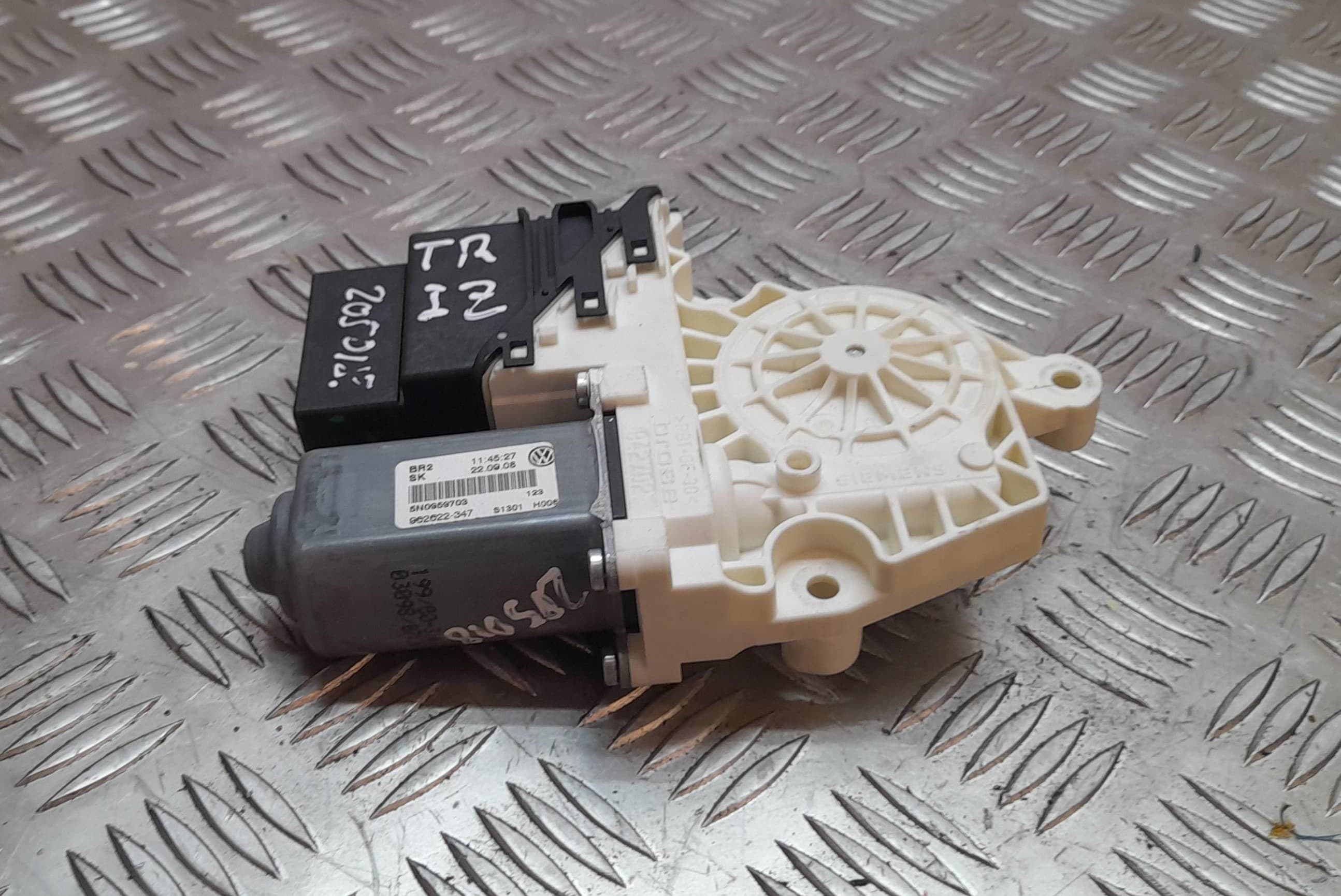 Motor elevalunas trasero izquierdo VOLKSWAGEN TIGUAN (5N1)
