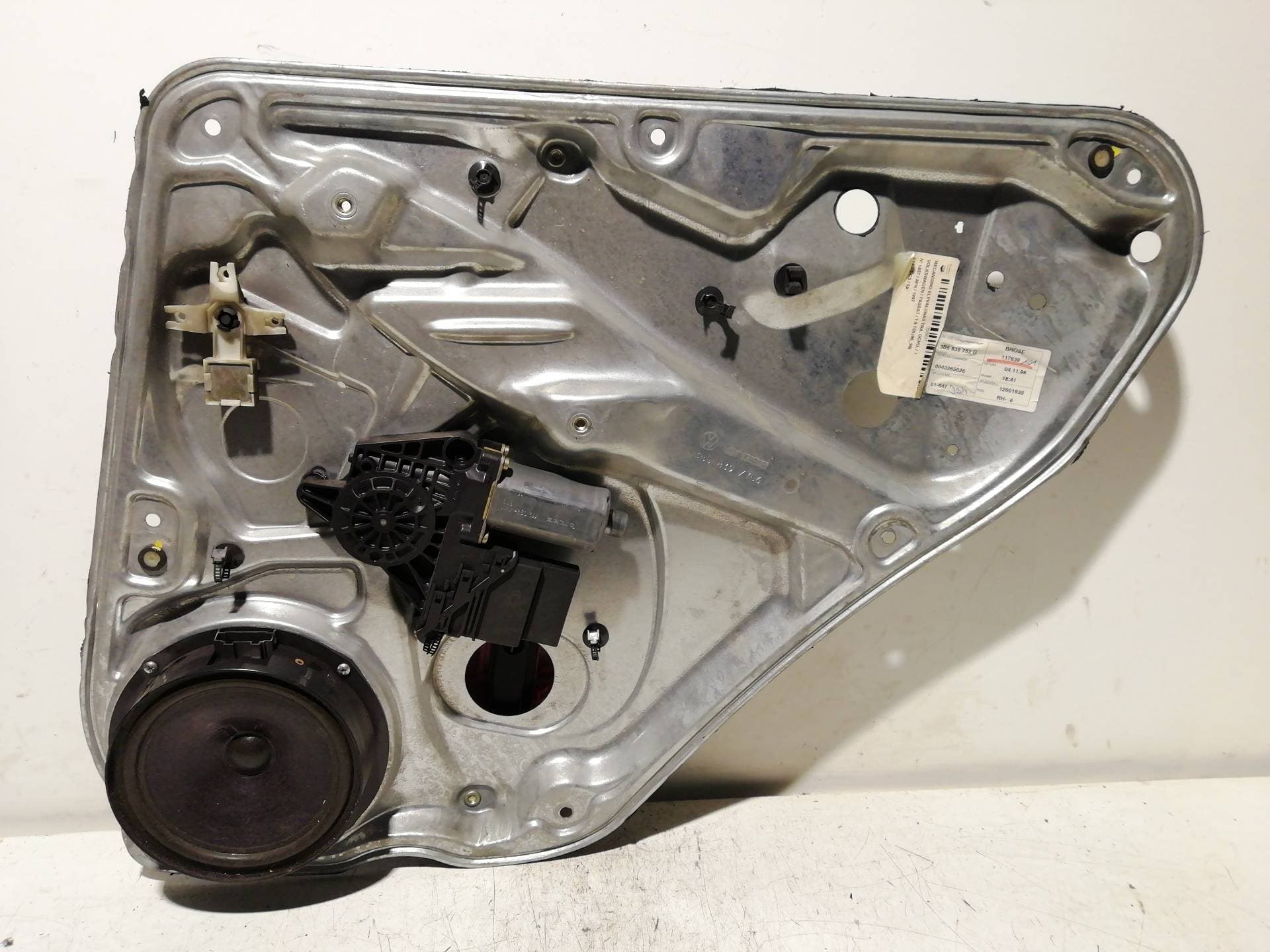 Elevalunas trasero derecho VOLKSWAGEN PASSAT BERLINA (312)