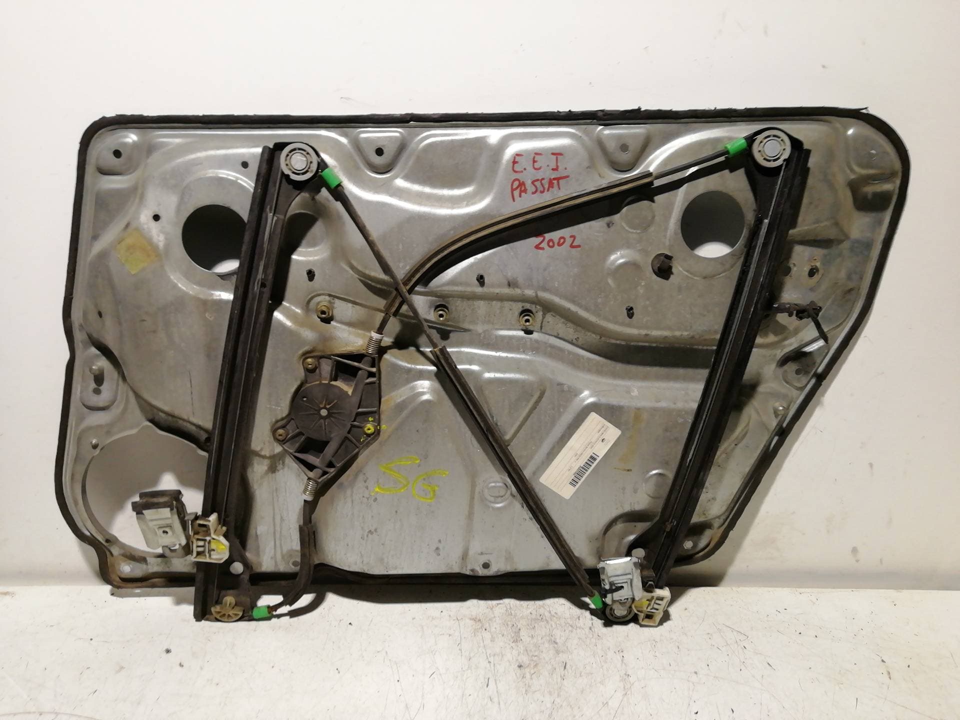 Motor elevalunas delantero izquierdo VOLKSWAGEN PASSAT BERLINA (312) 4