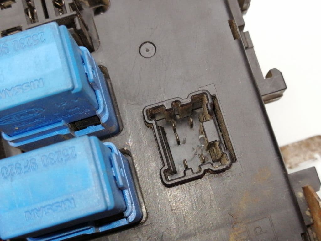 Caja reles / fusibles NISSAN TERRANO/TERRANO.II (R20) 4