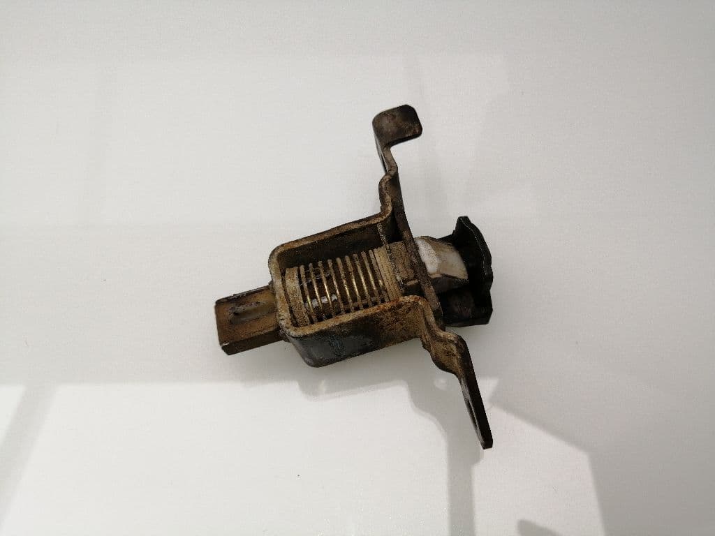 Cerradura maletero / porton NISSAN PICK-UP (Y720)
