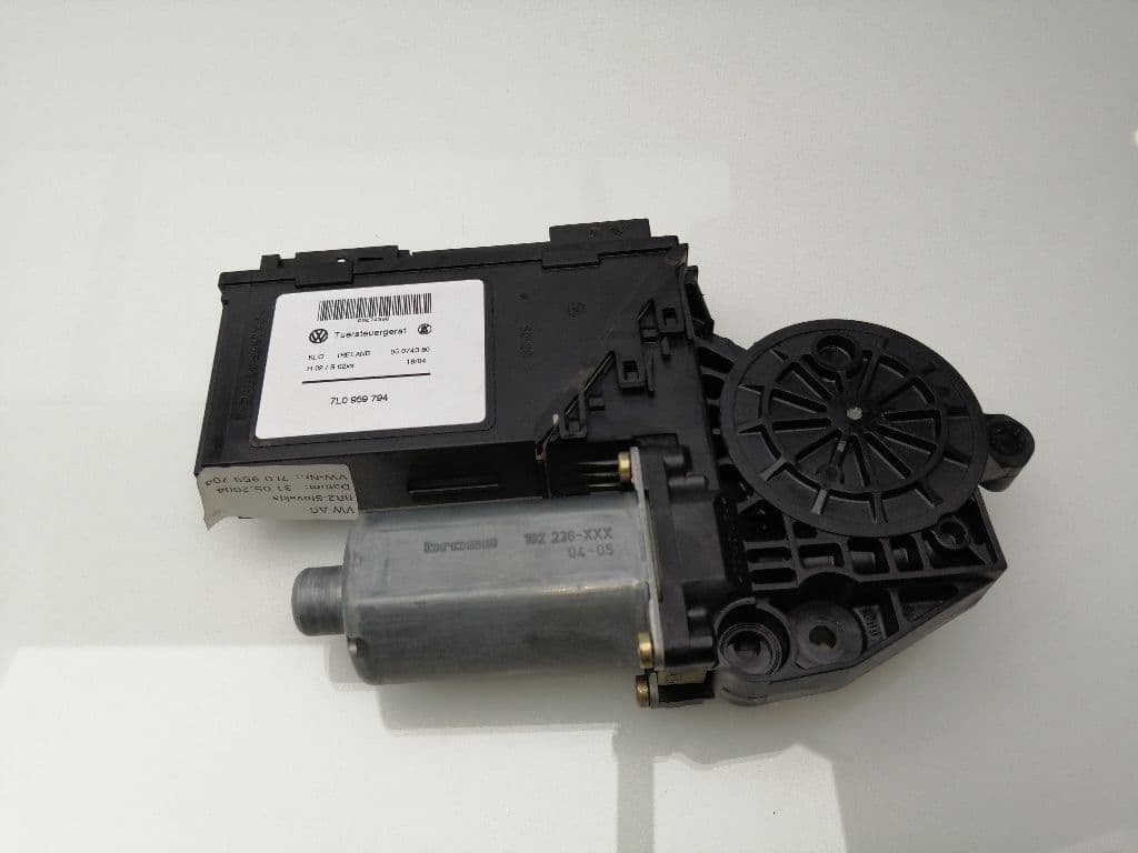 Motor elevalunas trasero derecho VOLKSWAGEN TOUAREG (7L6)