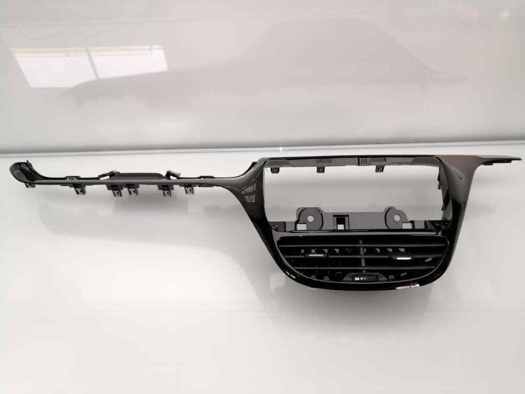 Plastico PEUGEOT 208