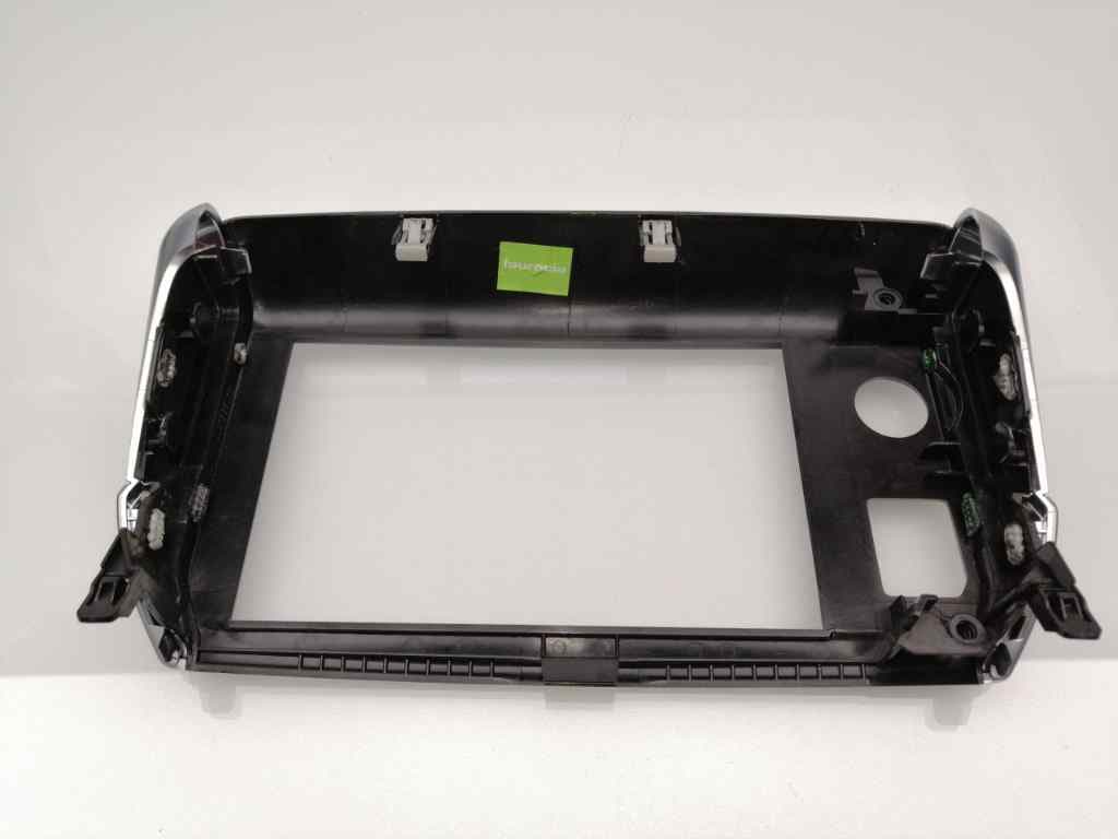 Plastico PEUGEOT 208 4