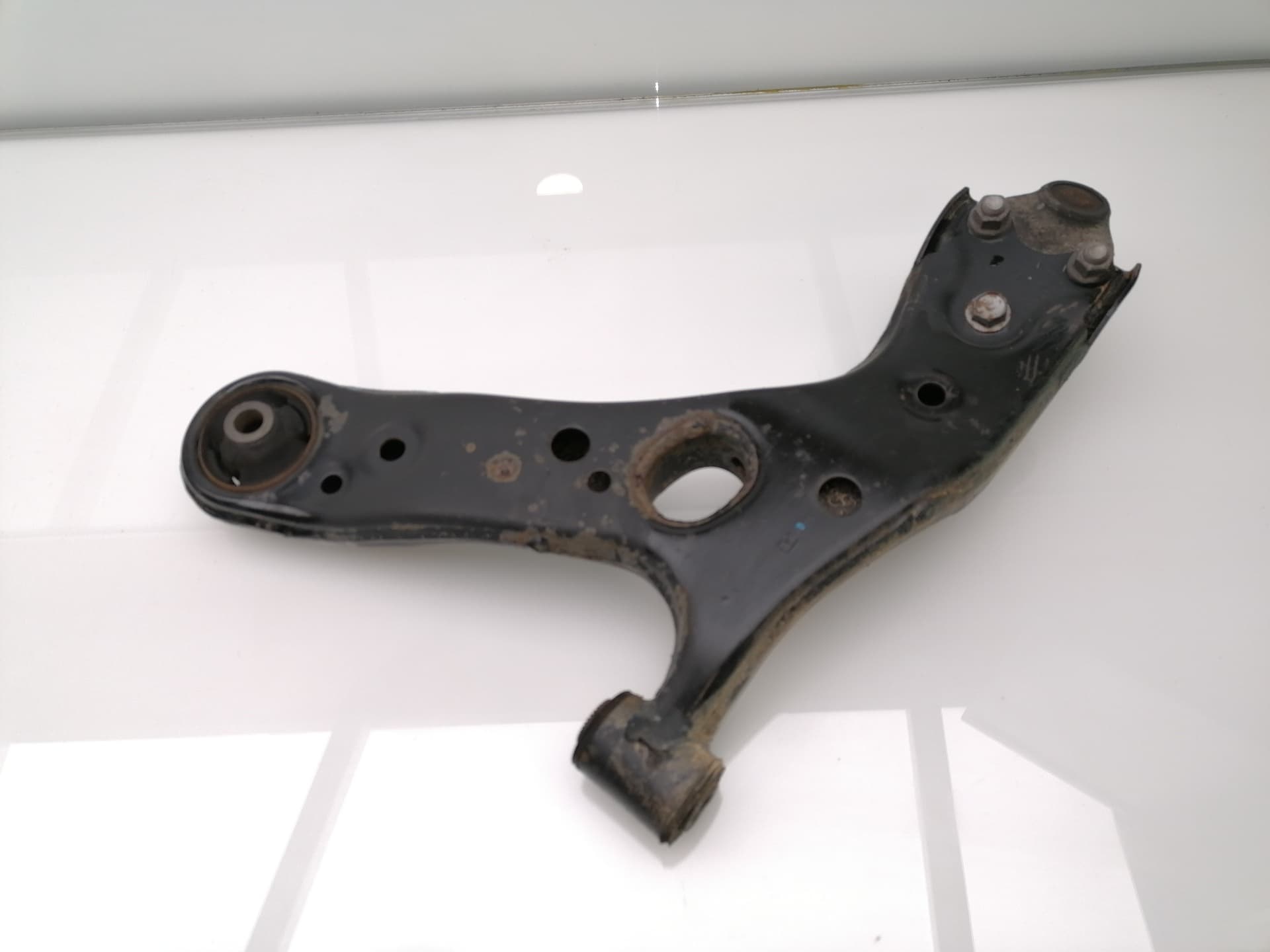 Brazo suspension inferior delantero derecho TOYOTA AURIS 2