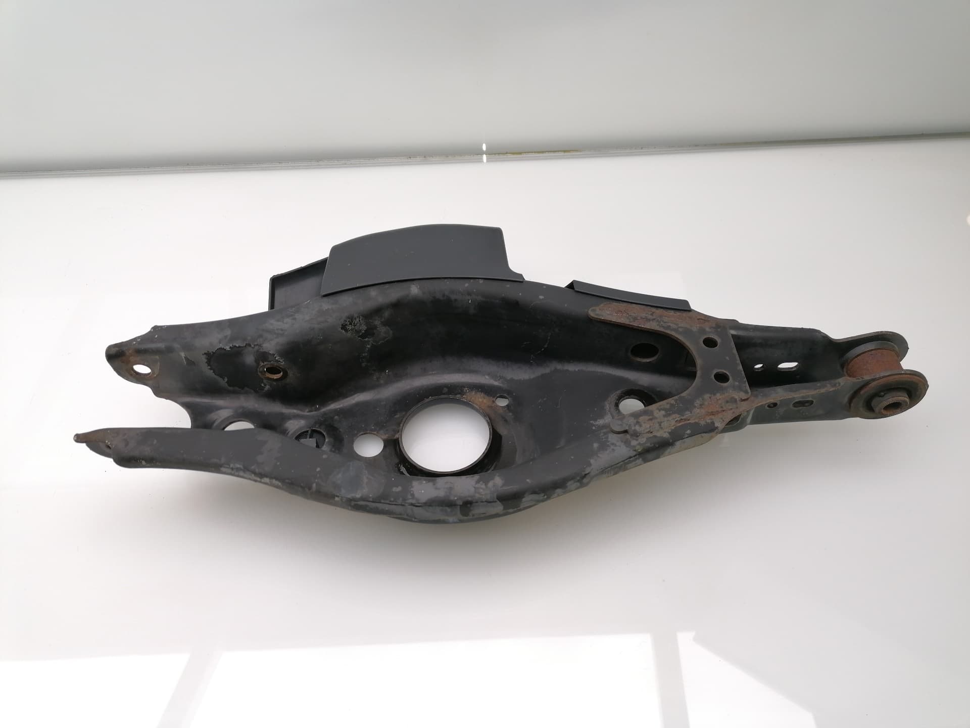 Brazo suspension inferior trasero izquierdo TOYOTA AURIS 3