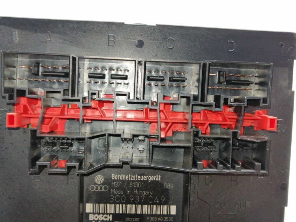Caja reles / fusibles VOLKSWAGEN PASSAT LIM 4