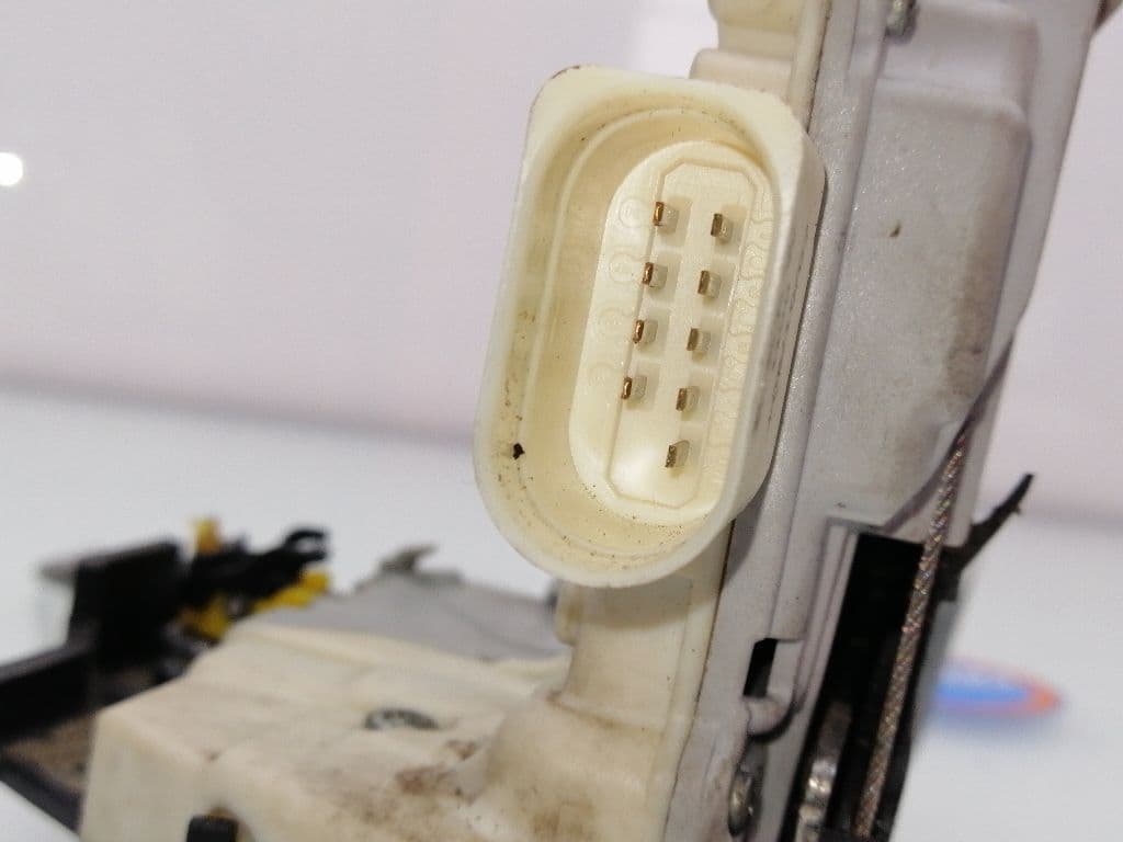 Cerradura puerta trasera derecha AUDI A6 BERLINA (4F2) 3