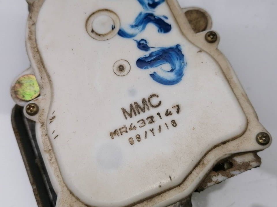 Cerradura puerta trasera derecha MITSUBISHI L 200 (K6/7) 4
