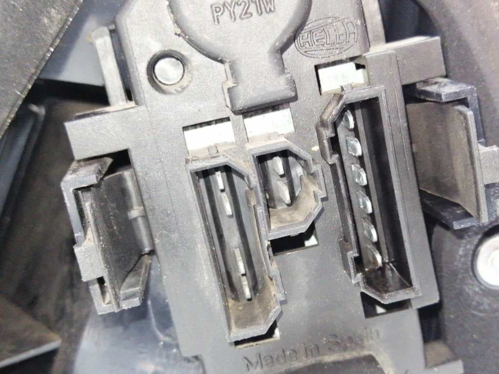 Piloto trasero izquierdo SEAT TOLEDO (1L) 5