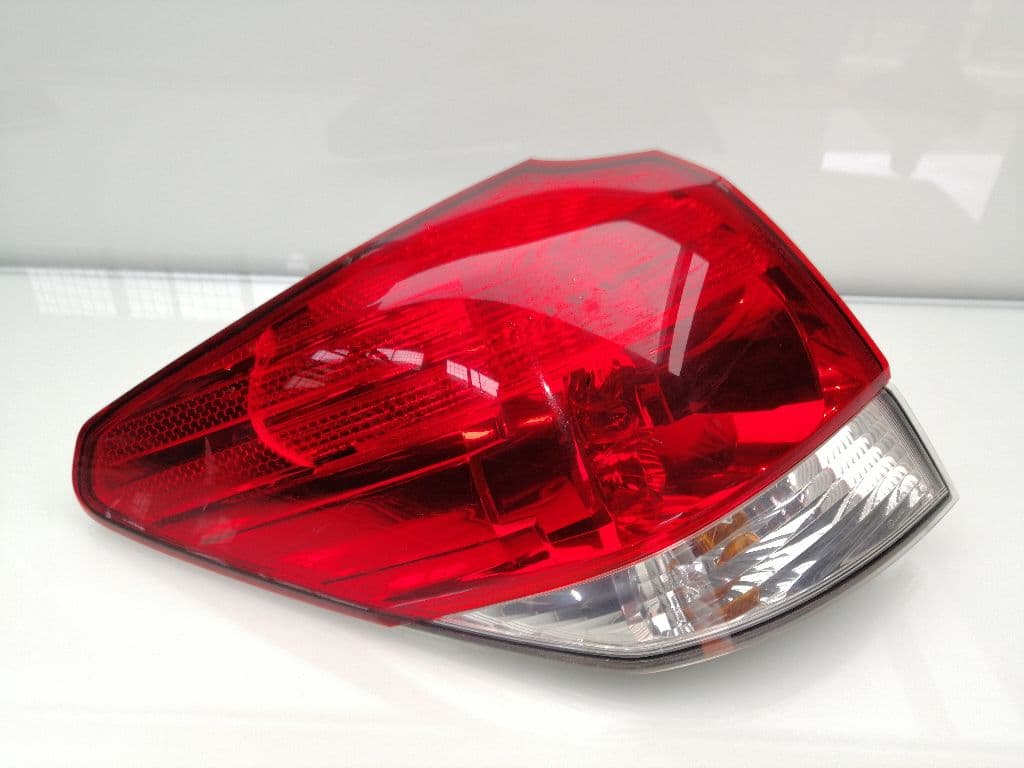 Piloto trasero izquierdo SUBARU LEGACY BERL./FAMILIAR B11 (BD/BG)