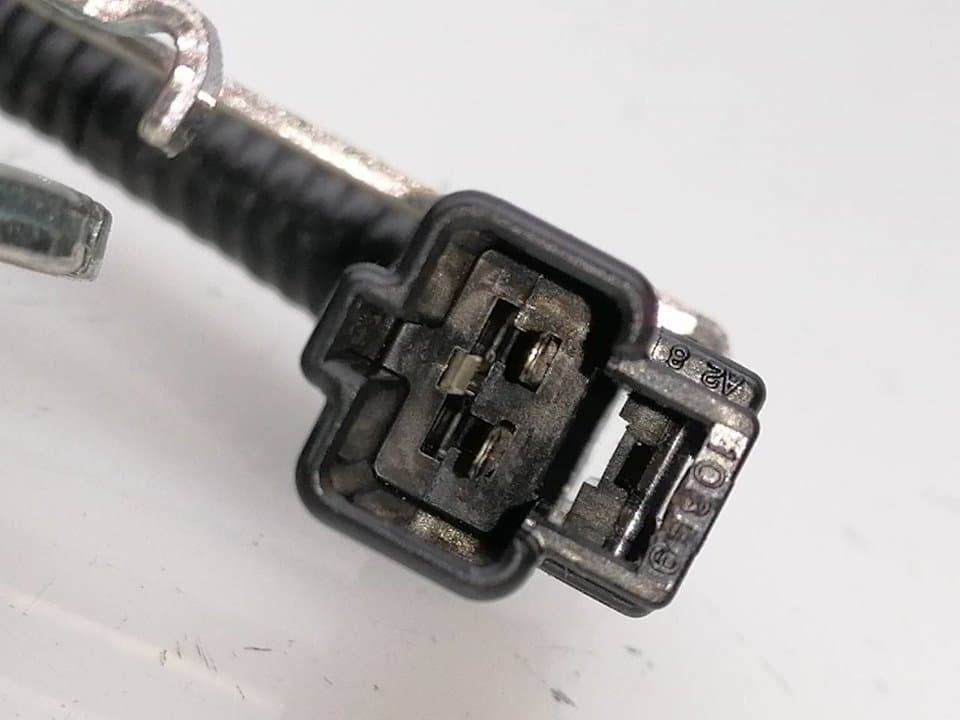 Pretensor trasero derecho TOYOTA AURIS 2