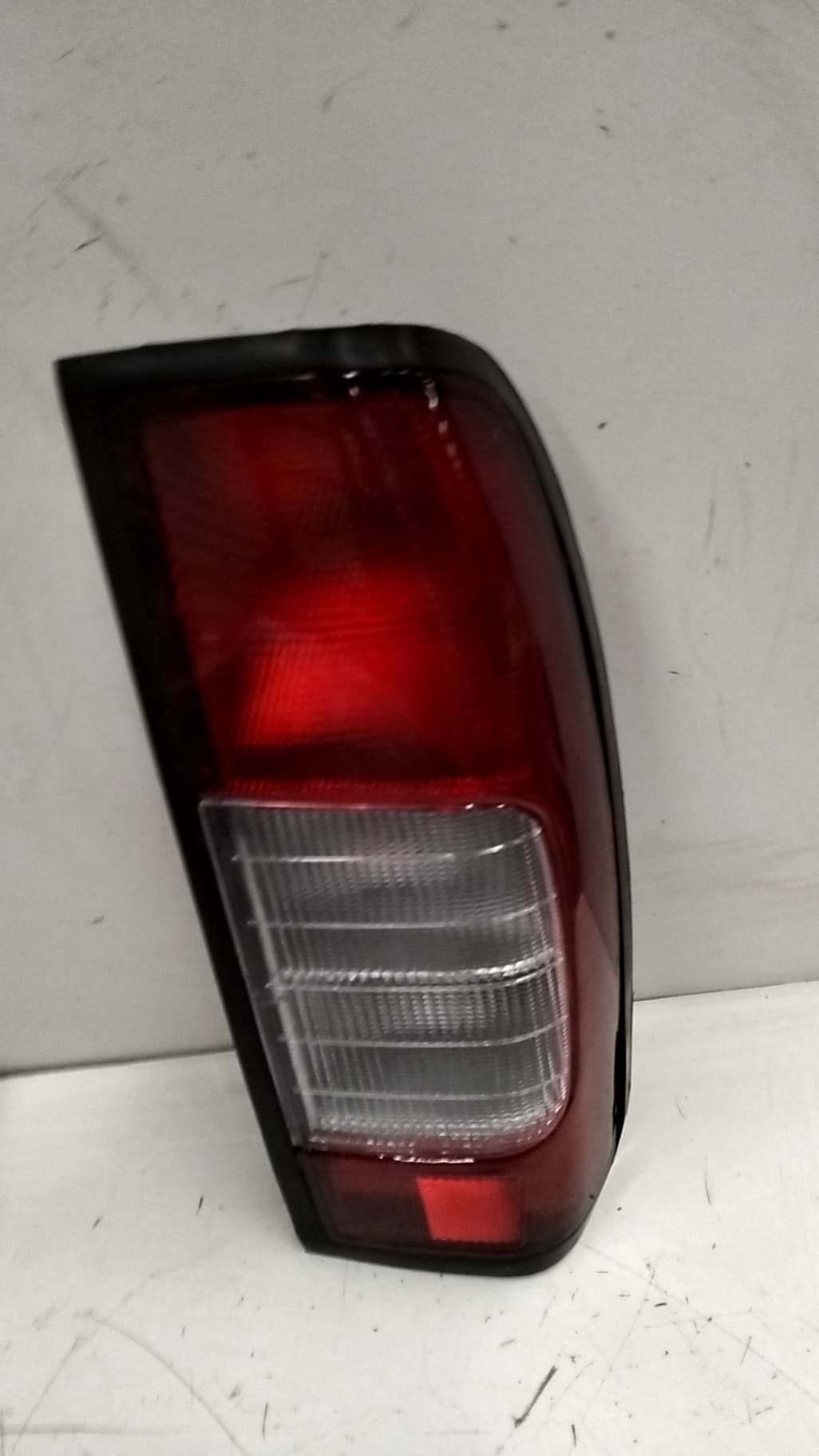 Piloto trasero izquierdo NISSAN NAVARA PICK-UP (D40M)
