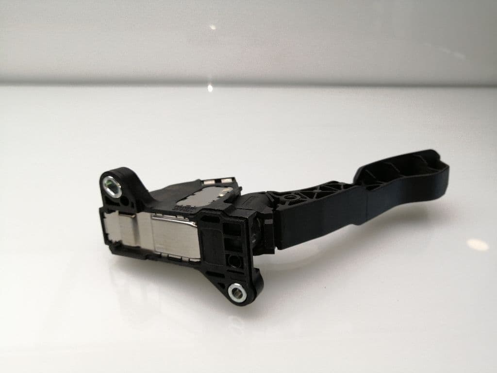 Pedal acelerador TOYOTA AVENSIS 2