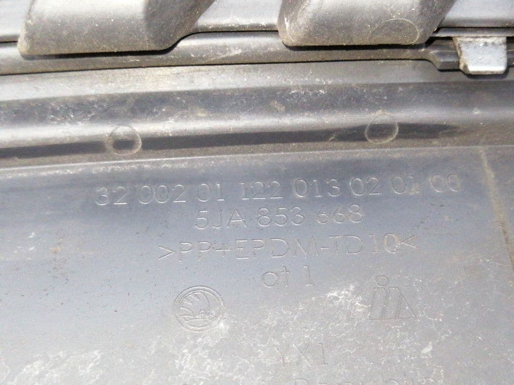 Rejilla delantera SKODA RAPID 5