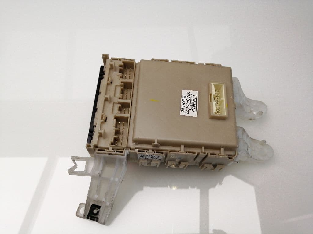 Caja reles / fusibles TOYOTA AURIS 4