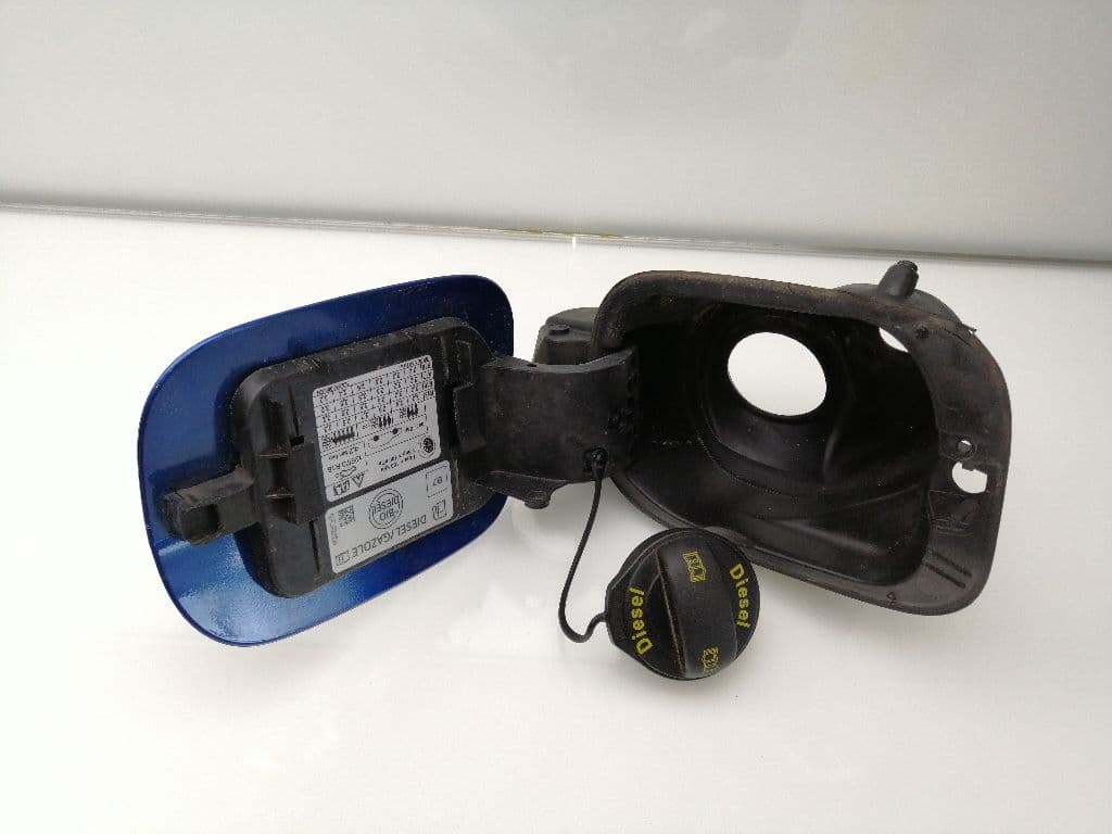 Tapa exterior combustible SKODA OCTAVIA BERLINA (1Z3)