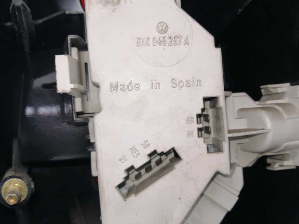 Piloto trasero izquierdo VOLKSWAGEN POLO BERLINA (6N2) 4