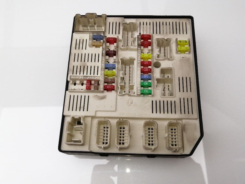 Caja reles / fusibles RENAULT LAGUNA III 2