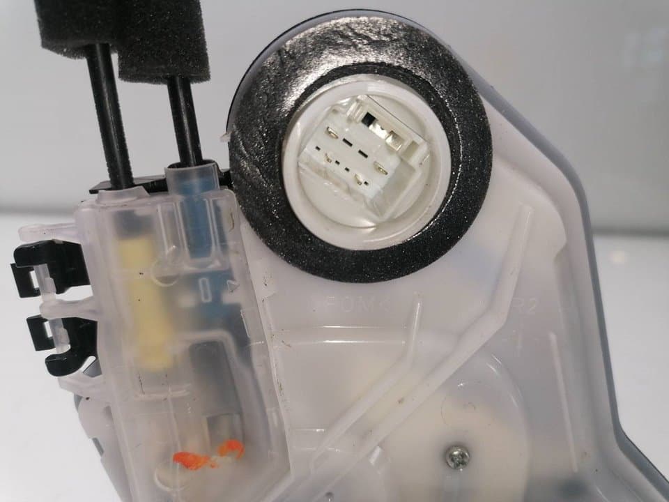 Cerradura puerta trasera derecha TOYOTA PRIUS+ 4