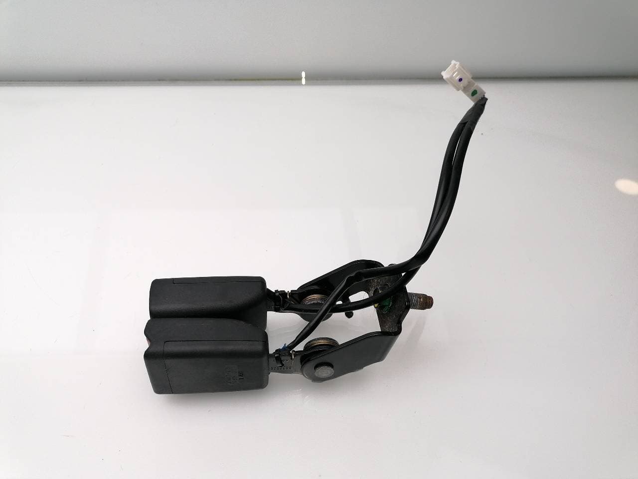 Pretensor trasero izquierdo NISSAN NP300 PICK-UP (D23)