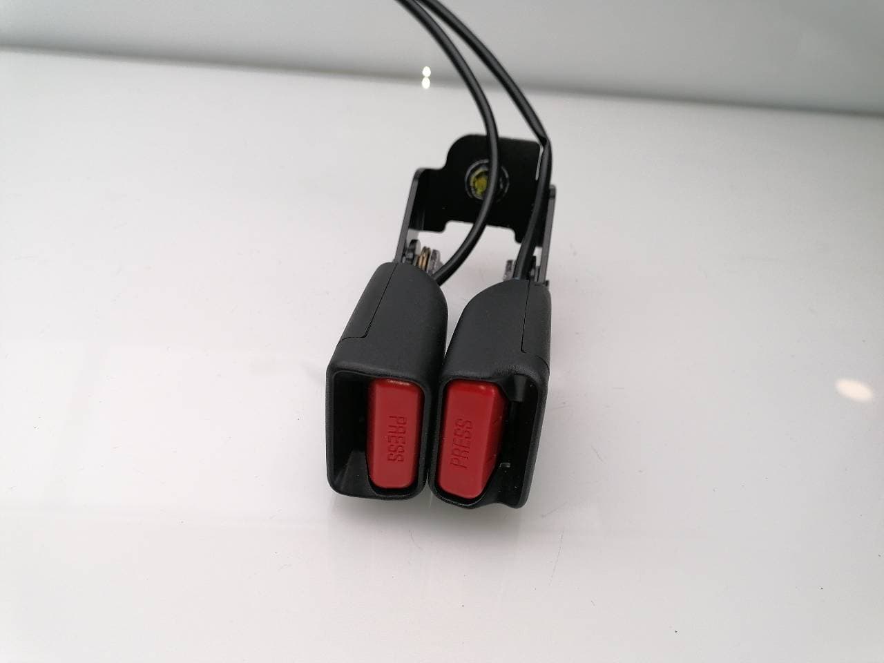 Pretensor trasero derecho NISSAN NP300 PICK-UP (D23) 2