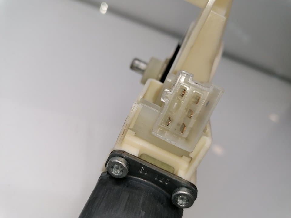 Motor elevalunas delantero izquierdo MERCEDES-BENZ CLASE A (W169) 2