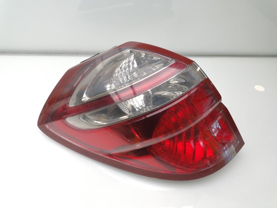 Piloto trasero izquierdo SUBARU LEGACY BERL./FAMILIAR B11 (BD/BG)