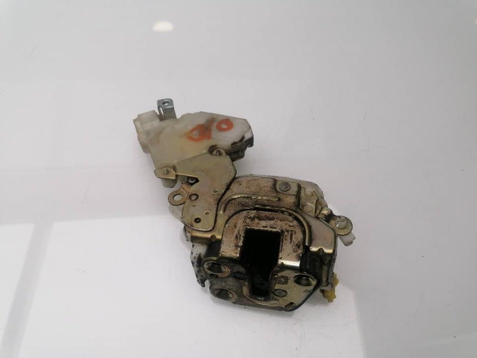 Cerradura puerta delantera derecha NISSAN TERRANO/TERRANO.II (R20)