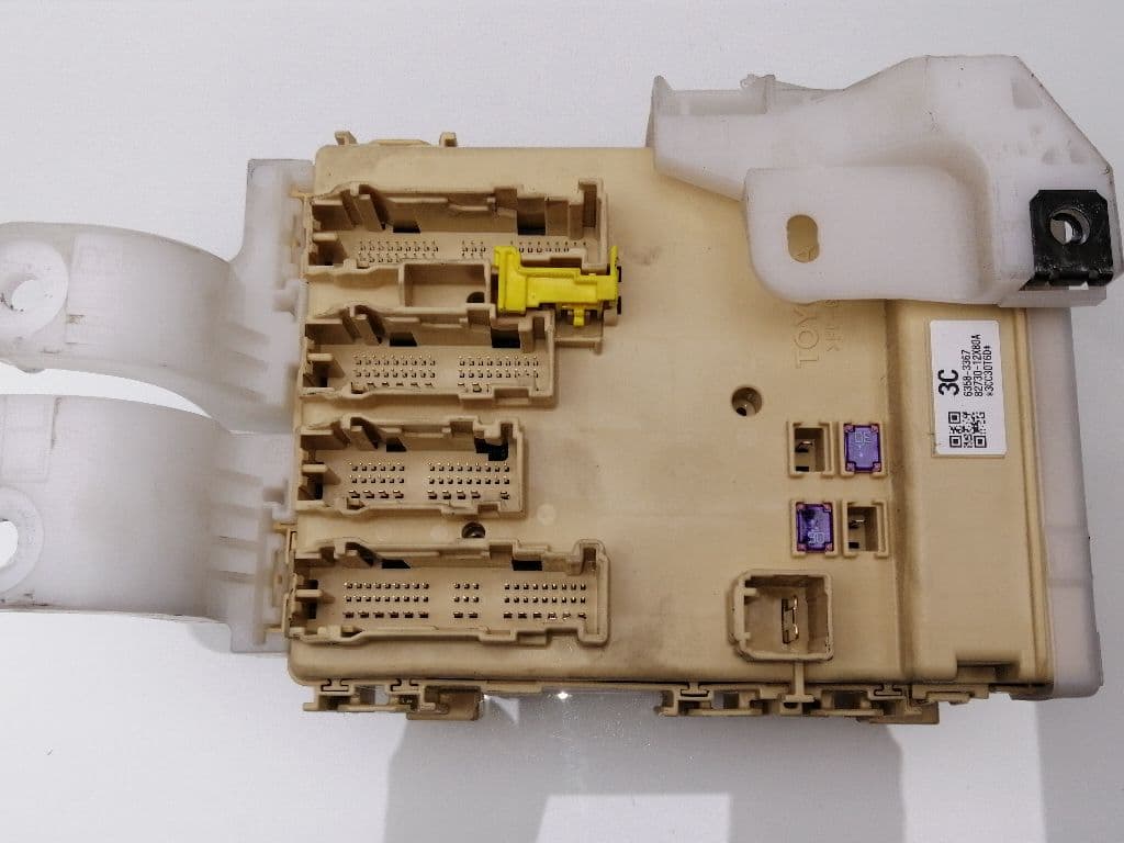 Caja reles / fusibles TOYOTA AURIS 5