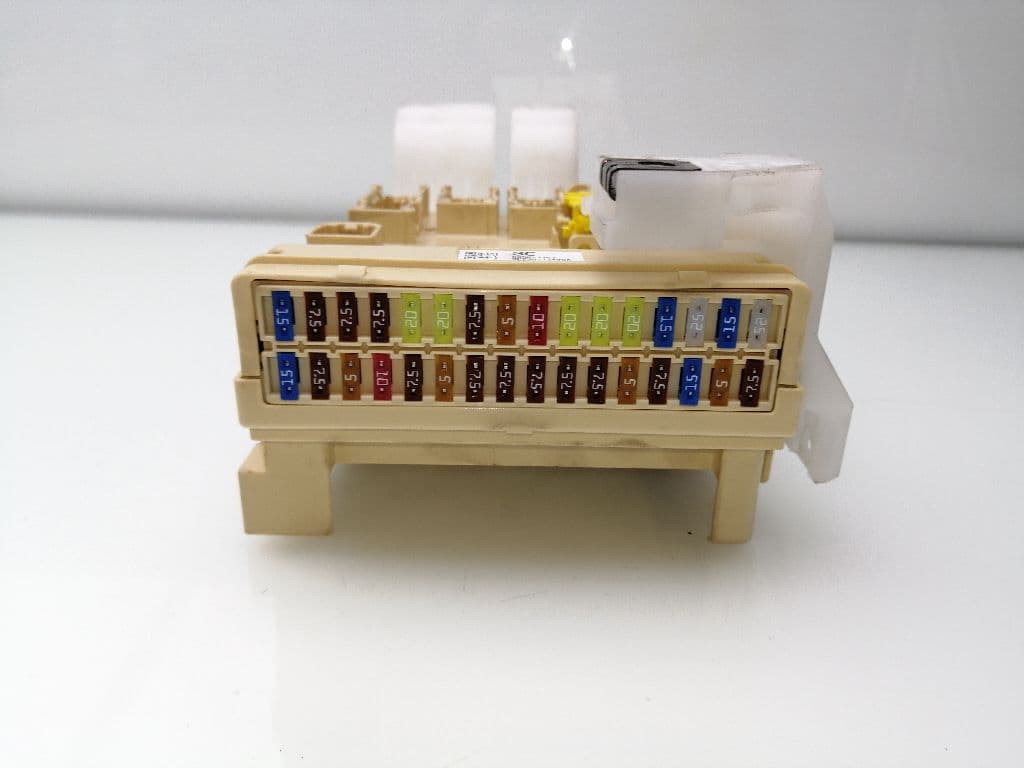 Caja reles / fusibles TOYOTA AURIS 2