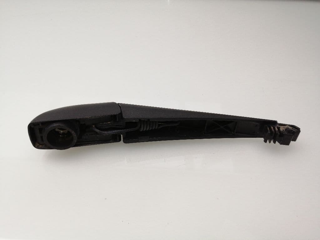 Brazo limpia trasero TOYOTA AURIS 2