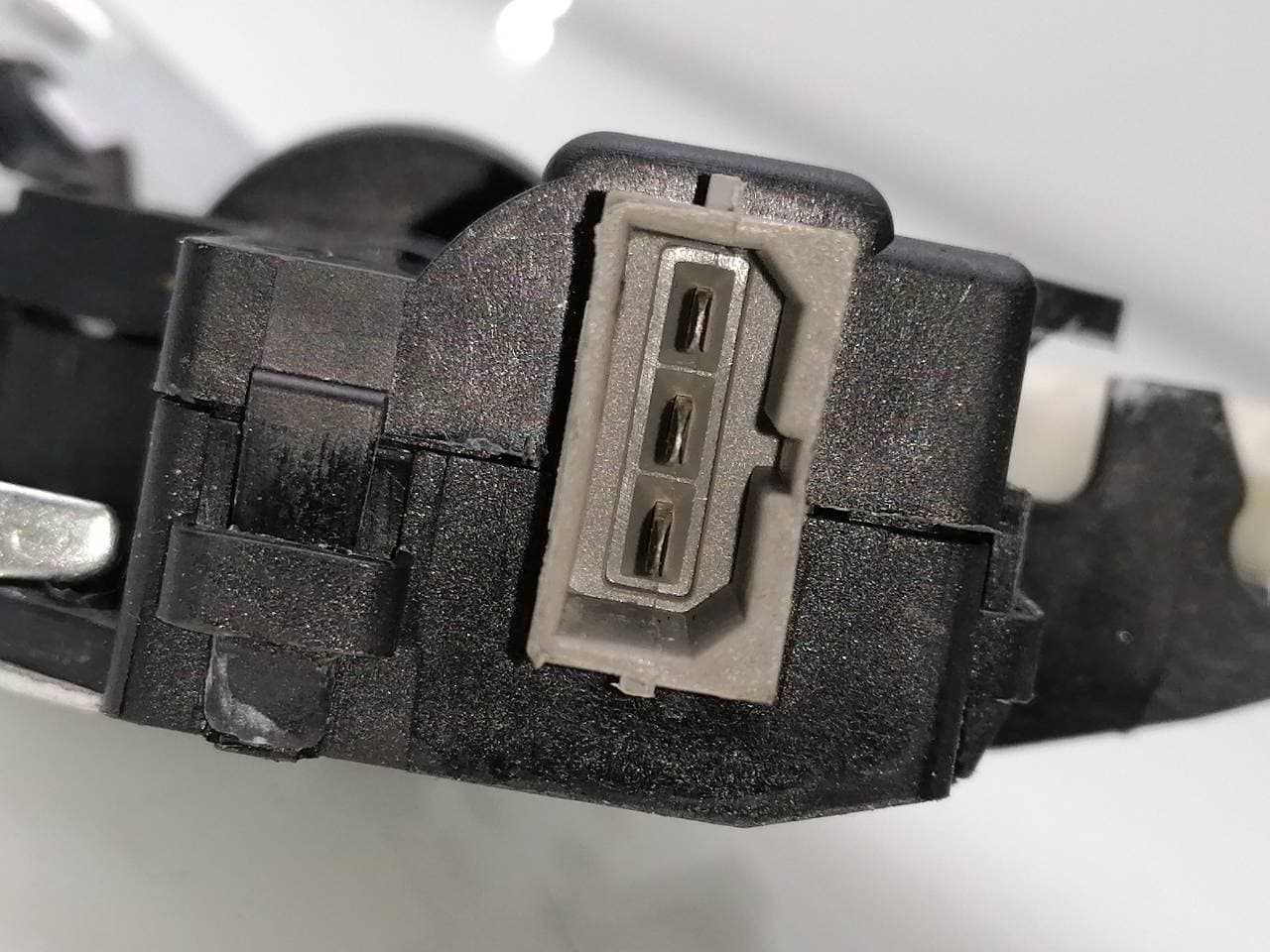 Cerradura maletero / porton VOLKSWAGEN PASSAT (321/23/27/31) 2