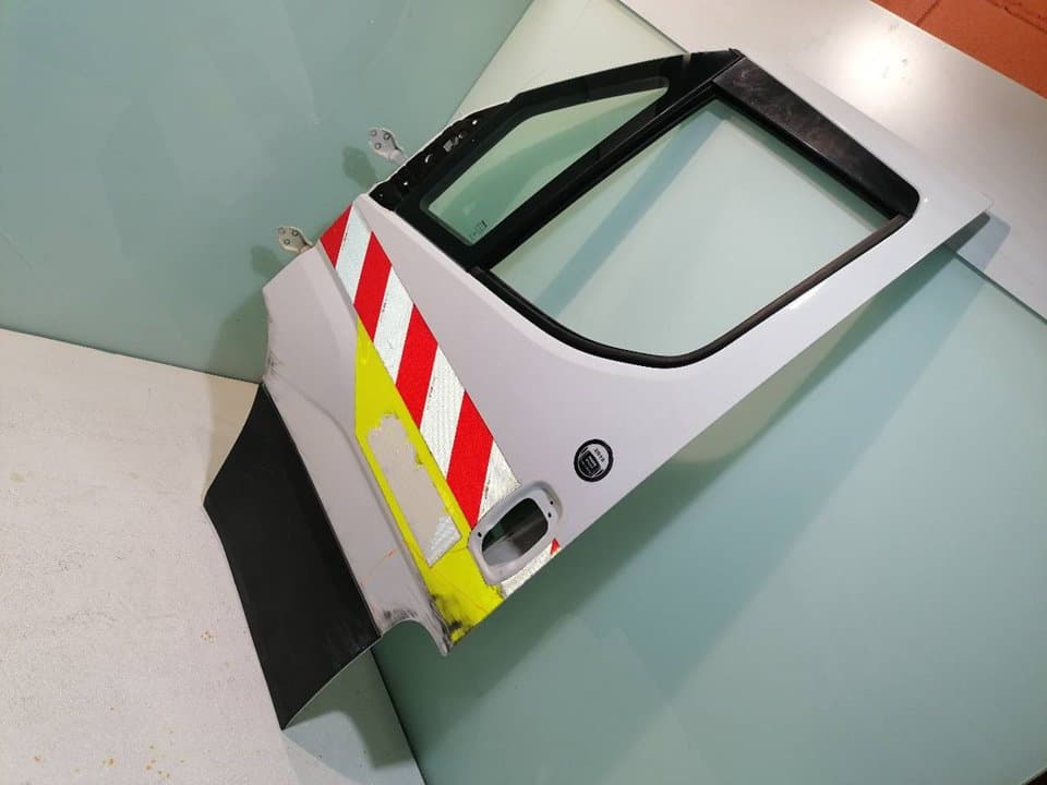 Puerta delantera izquierda IVECO DAILY 4