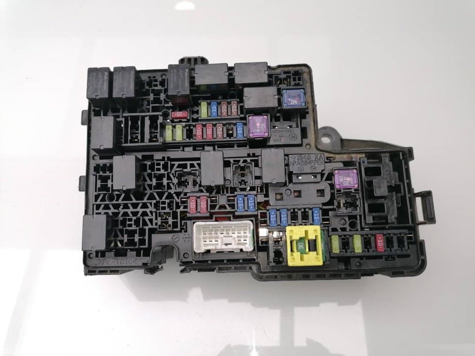 Caja reles / fusibles MITSUBISHI L 200 (K6/7) 4
