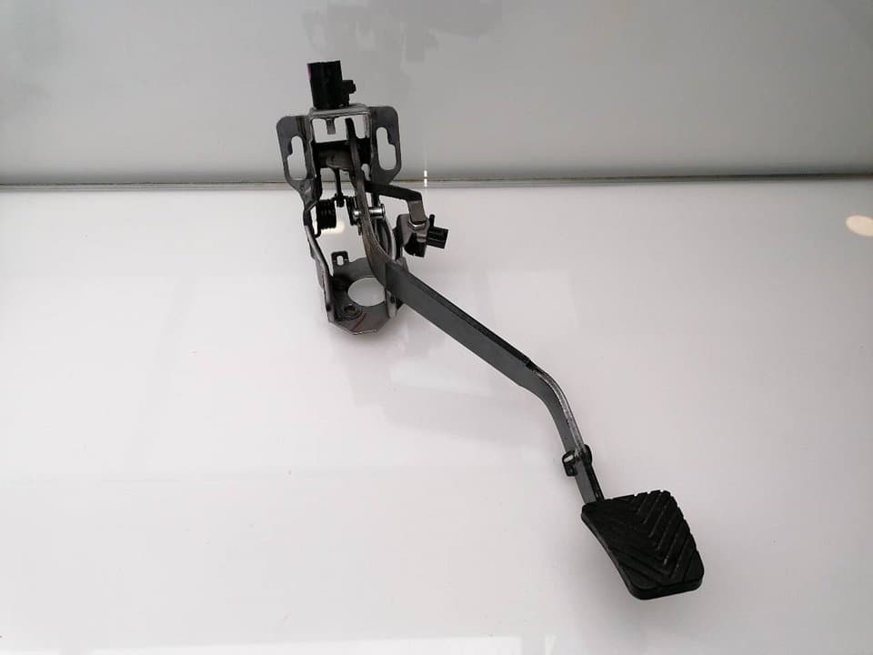 Pedal embrague MITSUBISHI L 200 (K6/7)