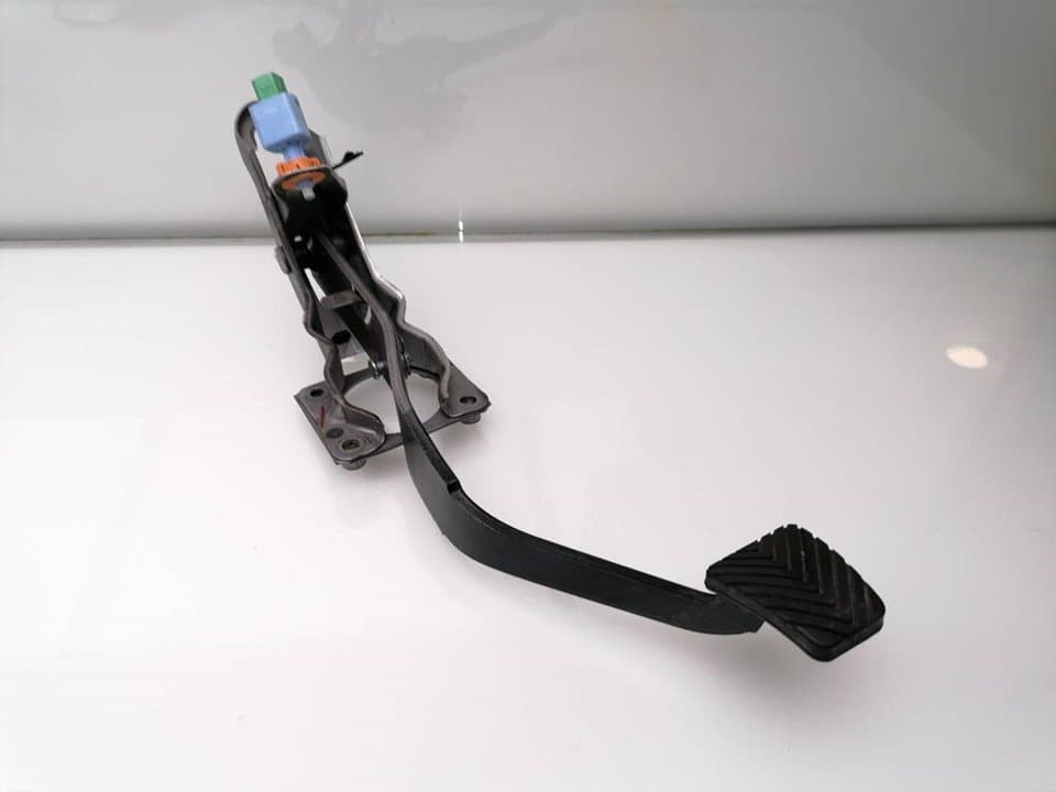 Pedal freno MITSUBISHI L 200 (K6/7)