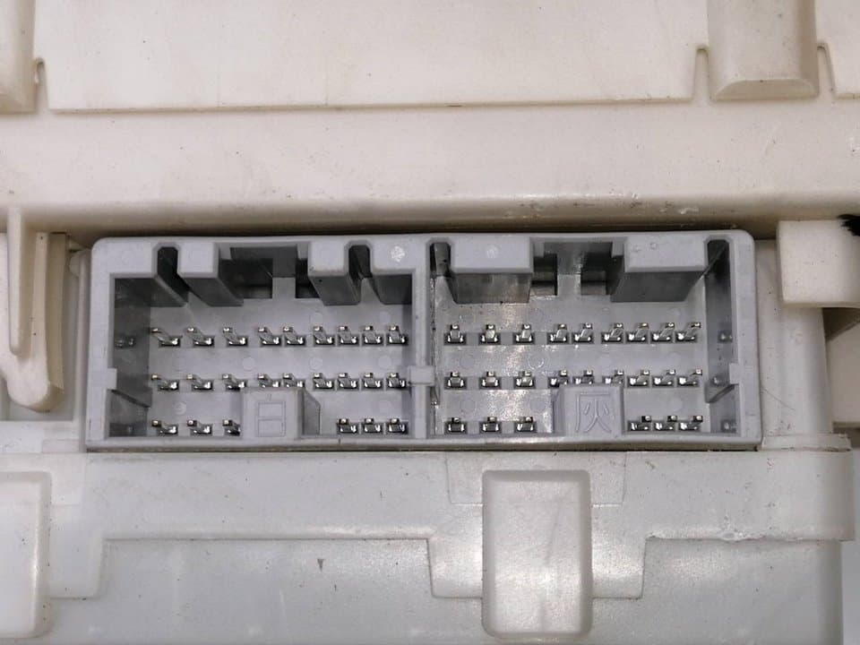 Caja reles / fusibles MITSUBISHI L 200 (K6/7) 3