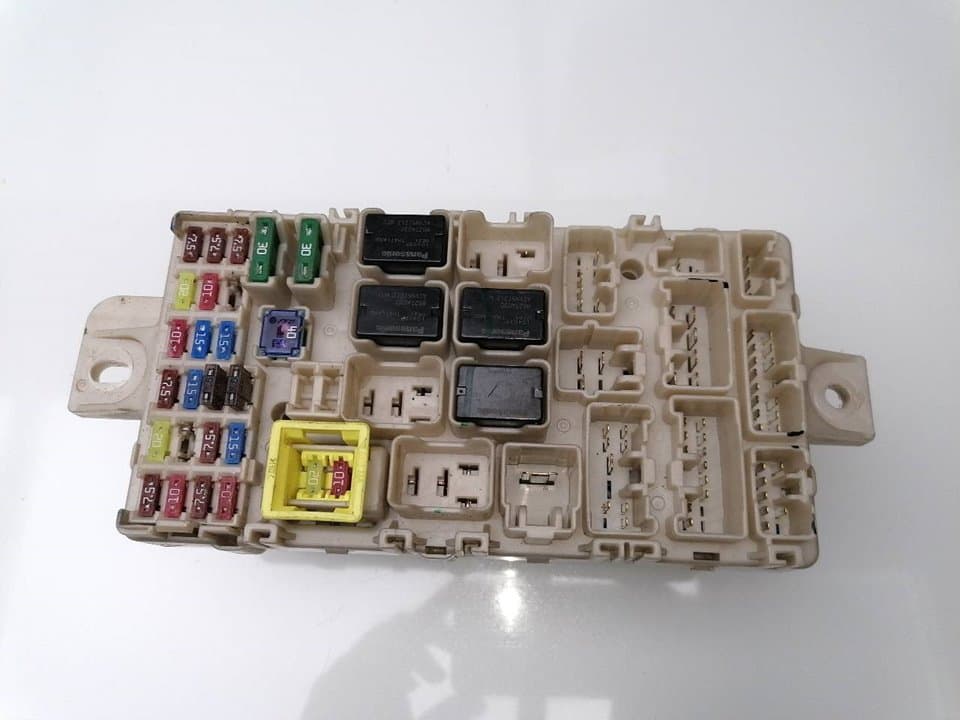 Caja reles / fusibles MITSUBISHI L 200 (K6/7)