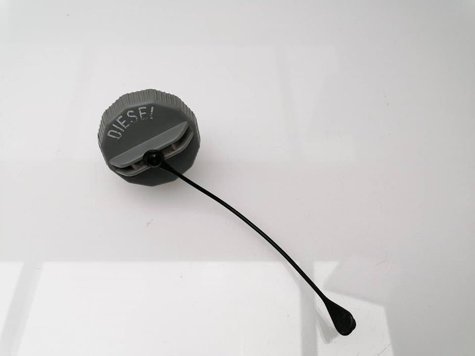 Tapa exterior combustible MITSUBISHI L 200 (K6/7)