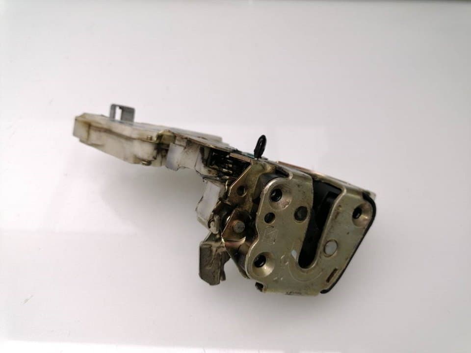 Cerradura puerta trasera derecha NISSAN TERRANO/TERRANO.II (R20)