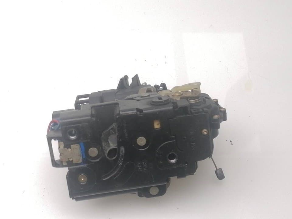 Cerradura puerta trasera derecha VOLKSWAGEN GOLF IV BERLINA (1J1) 2
