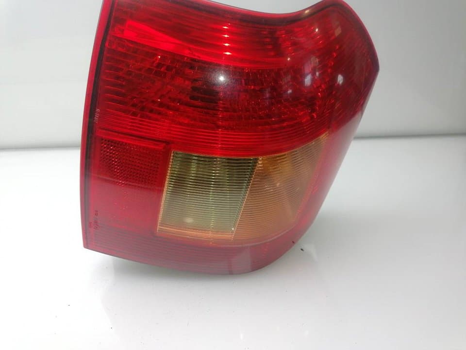 Piloto trasero izquierdo TOYOTA COROLLA (E12)